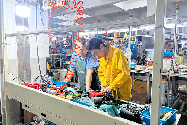 A instalação de fabricação mostra uma variedade de ferramentas elétricas, incluindo martelos de demolição, martelos rotativos e martelos Jack, ao lado de modelos CA e sem fio.